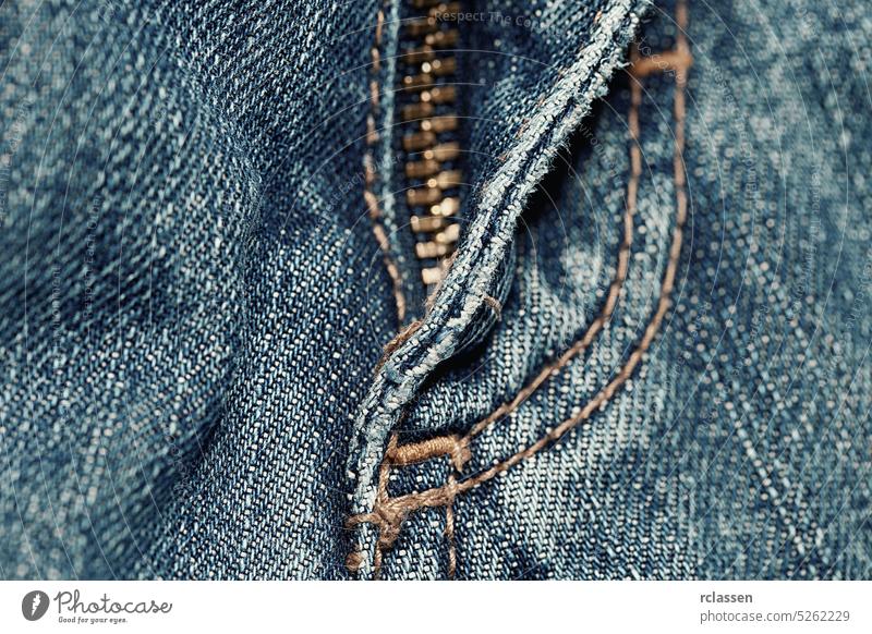 Reißverschluss einer Jeanshose verschlissen Baumwolle blau Blue Jeans Pferch Hose Bekleidung Material Muster Textur Wäsche waschen angezapft Gewebe