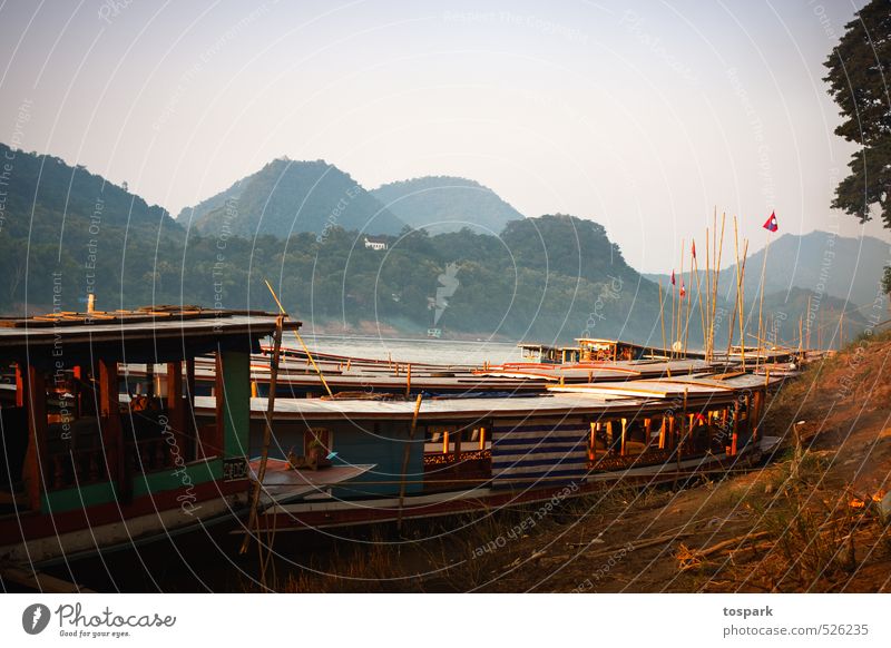 Boote am Mekong Ferien & Urlaub & Reisen Abenteuer Ferne Freiheit Sommer Umwelt Natur Landschaft Wasser Wald Hügel Fluss Luang Phabang Laos Asien Verkehrswege