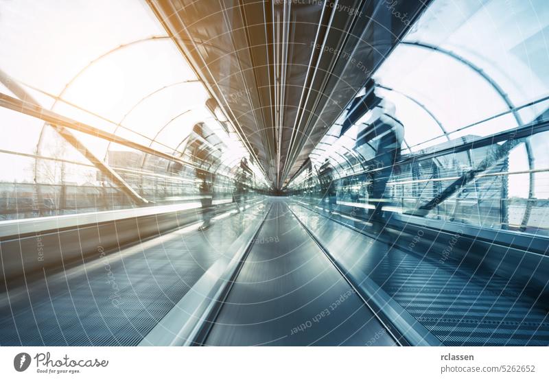 futuristischer Flughafen-Skywalk mit verschwommenen Passagieren Architektur Besucher sich[Akk] bewegen Business Gang Frankfurt am Main Menschen Messe Fairness