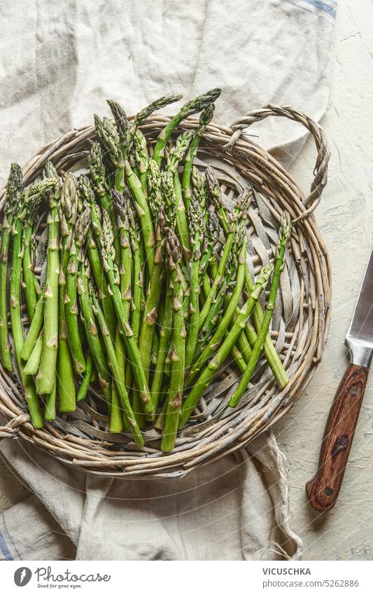 Grüner roher Spargel auf Tablett mit Messer, Ansicht von oben grün Draufsicht Gemüse Frühling Vegetarier Essen zubereiten organisch Ernte Bestandteil Veganer