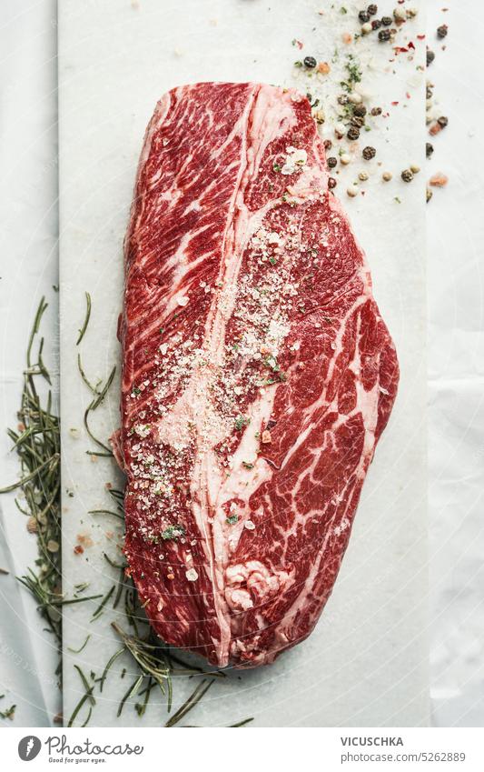 Ausgezeichnetes roh marmoriertes Rinder-Chuck-Eye-Steak mit Salz und Kräutern, Ansicht von oben abschließen Fleisch Rindersteak Rindfleisch Küchenkräuter