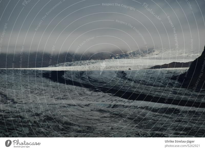 Island | fliessendes Gletschereis in Form von Saturnringen Gletscherschmelze Eis Frost kalt Berge u. Gebirge Klimawandel Gletscherzunge schmelzen grau weiss