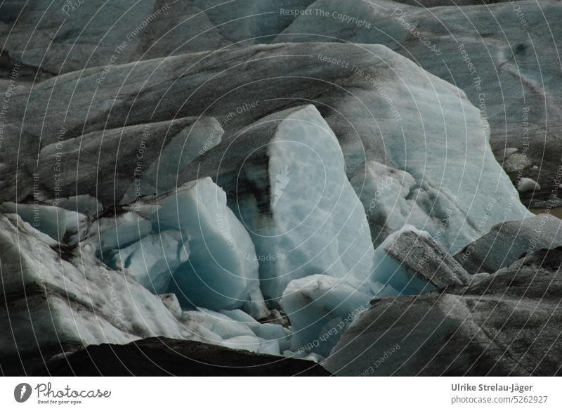 Gletschereis sauber und schmutzig Eis Eisformationen Gletscherschmelze blau grau weiss hellblau kalt Frost Klima Island schmelzen Wasser Asche Vulkanasche