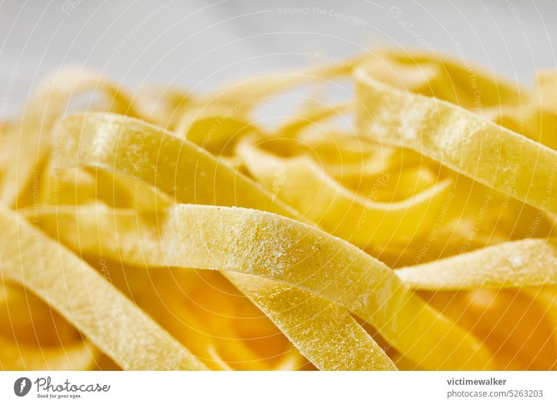 Rohe Fettuccine Nudeln Detail Spätzle Lebensmittel gelb Küche Textfreiraum Gesundheit Essen zubereiten Studioaufnahme Tagliatelle Bestandteil Hintergrund