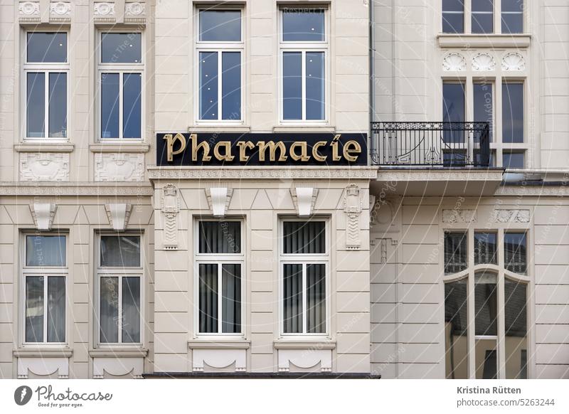 pharmacie schriftzug schild pharmazie apotheke arzneikunde arzneimittel medikamente heilmittel fassade gebäude haus architektur historisch leuchtschrift