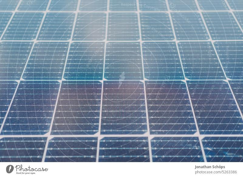 Solarmodul, Photovoltaikanlage, Solarstrom im Garten unter blauem sonnigen Himmel Ökostrom Solardach Sonnenkollektor Solarpanele Nachhaltigkeit