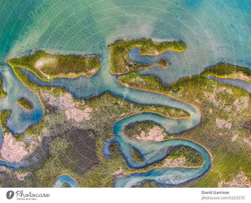 Luftaufnahmen vom Sumpfgebiet des Atlantic Intracoastal Waterway in Wrightsville Beach, North Carolina. Der Sumpf in Form eines Seepferdchens. Himmel Landschaft