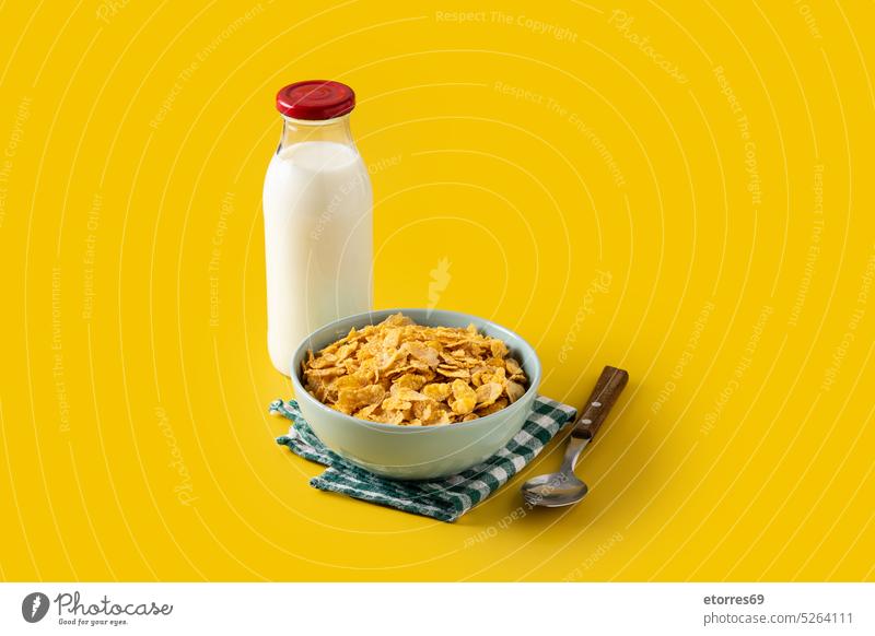 Schüssel mit Müsli und Milchflasche zum Frühstück auf gelbem Hintergrund Flasche Schalen & Schüsseln Zerealien Meister Sauberkeit Mais Cornflakes knackig