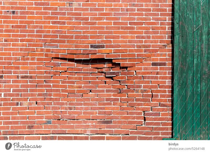 Fahrfehler, eingedrückte Backsteinwand kaputt Unfall instabil Backsteine angefahren Unfallschaden Hauswand Scheunentor Mauer Wand Fassade Bauwerk Risse