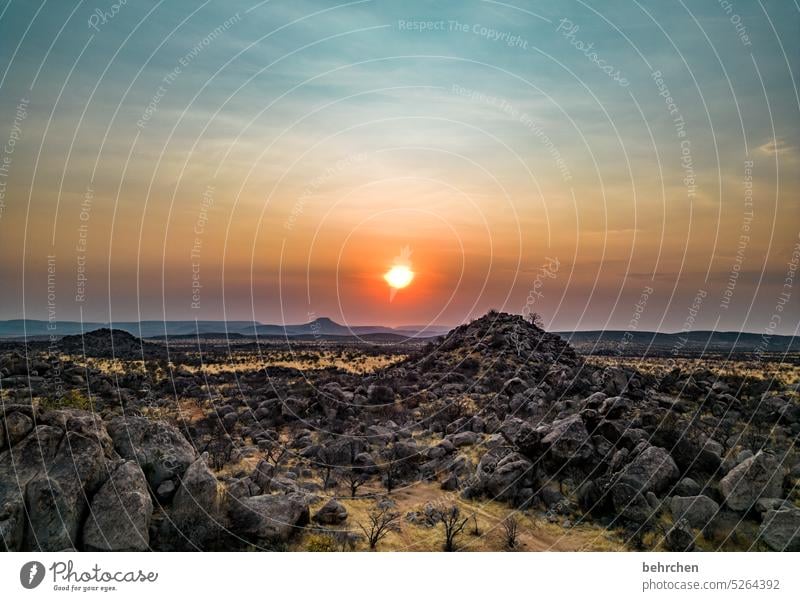 feuerball Felsen Damaraland Kitsch Wildnis kitschig Dämmerung fantastisch träumen Sonnenuntergang Außenaufnahme Afrika Namibia Landschaft Ferne Fernweh reisen