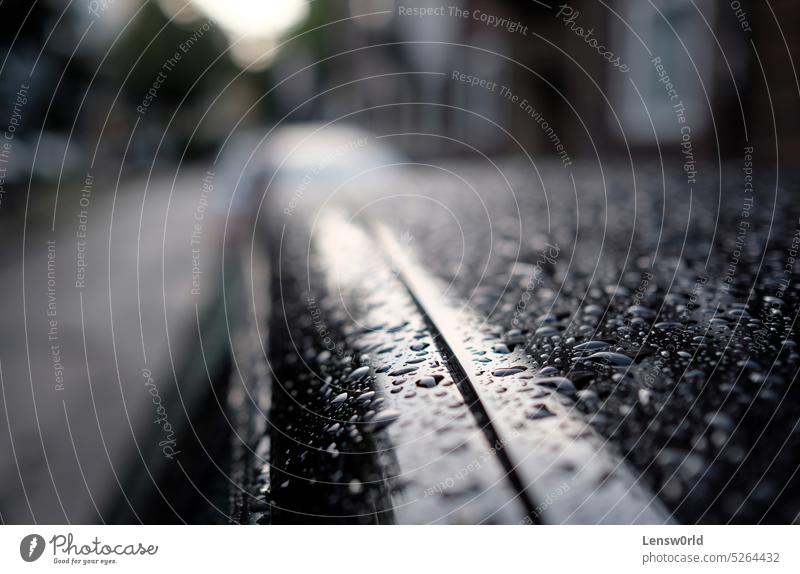 Selektiver Fokus auf Regentropfen auf dem Dach eines schwarzen Autos abstrakt Hintergrund schlechtes Wetter Unschärfe PKW Nahaufnahme frisch frischer Regen