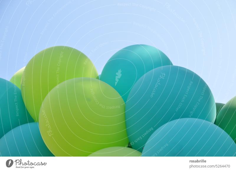 Luftballons in grün, blau und türkis vor strahlend blauem Himmel Ballon Ballons Spaß Freude Feste & Feiern Dekoration & Verzierung Party Geburtstag