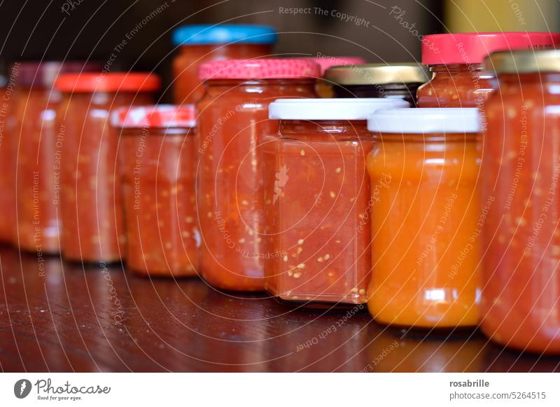Sammlung | Eingekochte Tomaten Gläser Vorrat Ernte Vorratshaltung Erzeugnis Selbstversorger Selbstversorgung Glas eingekocht eingemacht einkochen haltbar