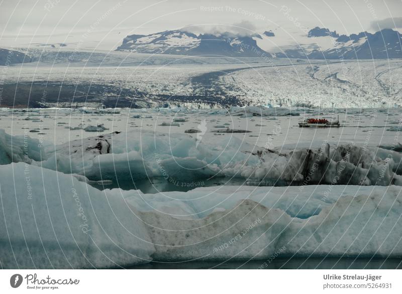 Bootsfahrt in der Gletscherlagune Joekulsarlon Eisberg Eisberge Gletscherschmelze Gletschereis Eisformationen Klimawandel blau weiss grau eisigkalt eisige Kälte