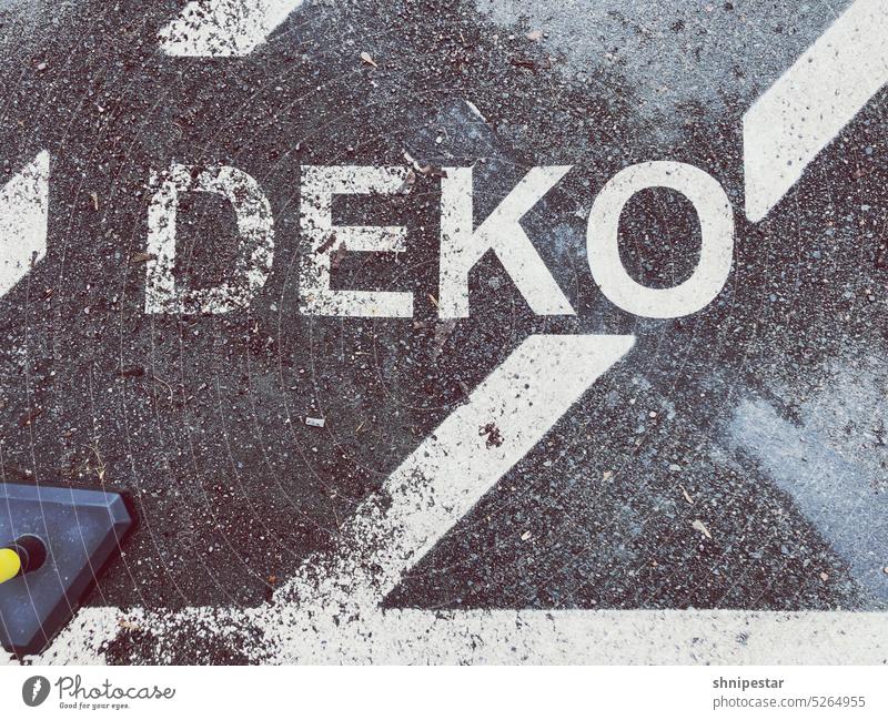 Draufsicht auf Straßenbeschriftung mit dem Wort Deko strassenbeschriftung Beschriftung Dekoration & Verzierung Straßenmarkierung Markierung Hinweis Information