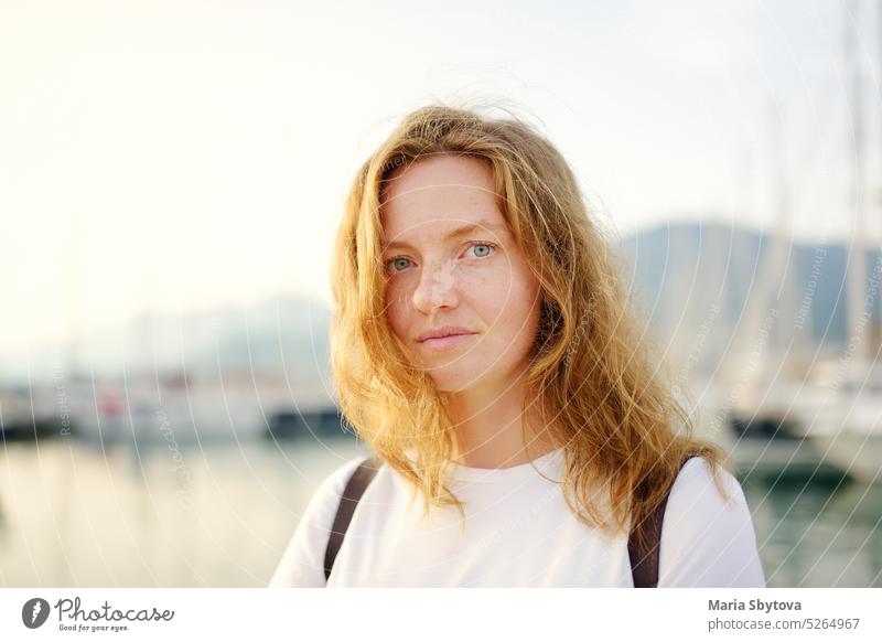Porträt einer charmanten jungen Touristin an der Mittelmeerküste. Attraktives rothaariges Mädchen beim Wandern am Meer. Tourismus, Abenteuer und Reisen Frau