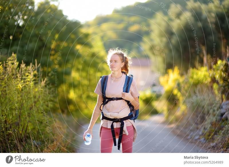 Junge Frau beim Wandern in den Bergen in Europa. Konzepte von Abenteuer, extremes Überleben, Orientierungslauf. Backpacking-Wanderung Frauen jung wandern