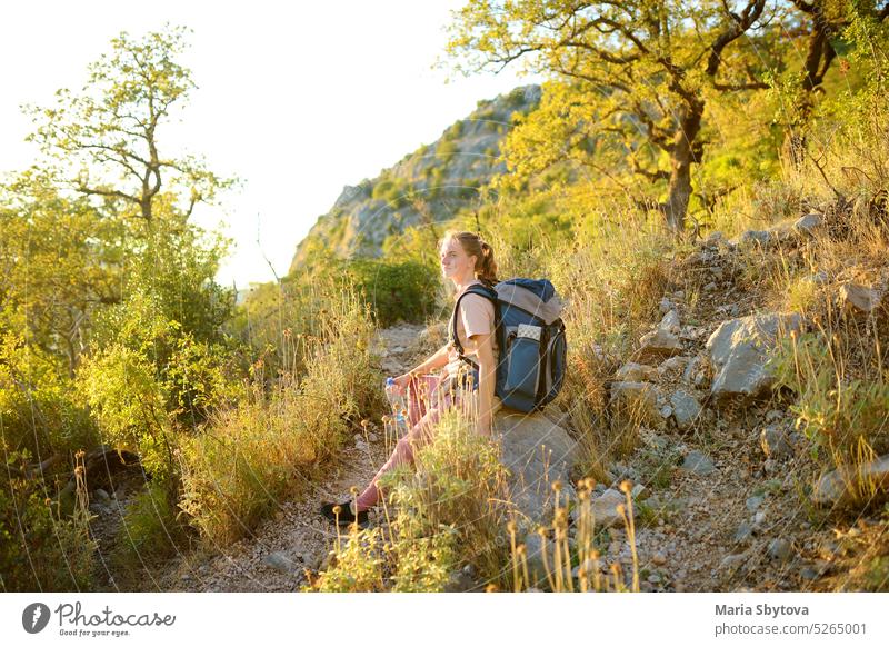 Junge Frau beim Wandern auf dem Land. Konzepte von Abenteuer, extremes Überleben, Orientierungslauf. Backpacking-Wanderung Frauen jung wandern Berge u. Gebirge