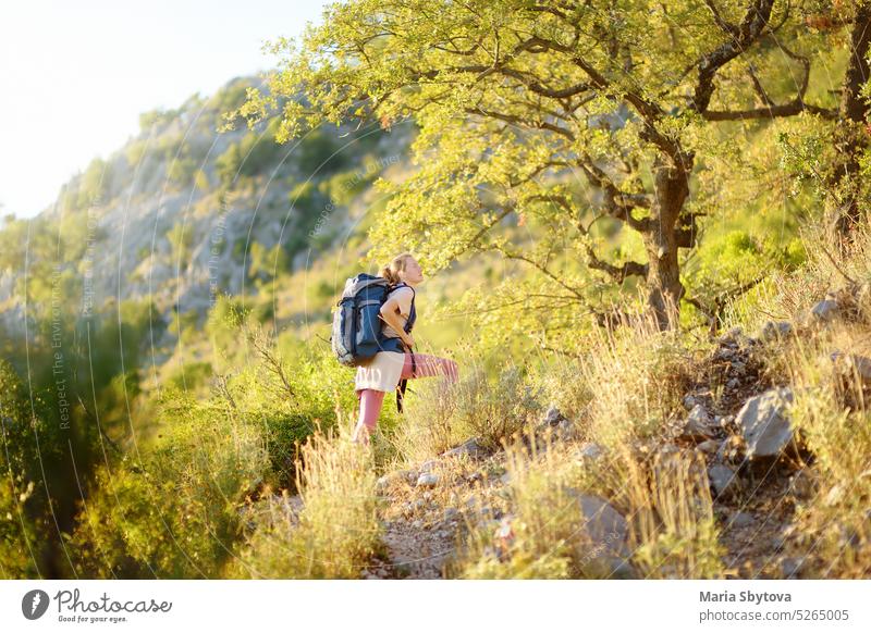 Junge Frau beim Wandern in den Bergen in Europa. Konzepte von Abenteuer, extremes Überleben, Orientierungslauf. Backpacking-Wanderung. Touristisches Lager.