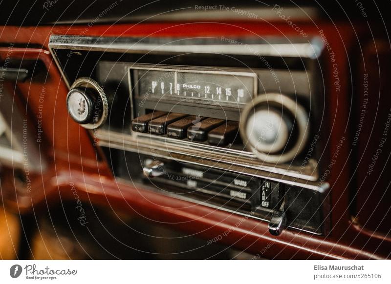 Autoradio Ford F-100 Pickup Oldtimer ford Radio autoradio alt retro Nostalgie Detailaufnahme PKW Fahrzeug Vintage reisen Verkehrsmittel Autofahren Musik