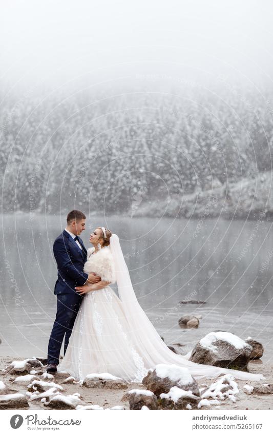 Verliebtes Paar. Bräute Berg in der Nähe des Sees im Winter Liebe gefroren Landschaft Braut Natur Hochzeit kalt Berge u. Gebirge Fröhlichkeit Hügel Glück