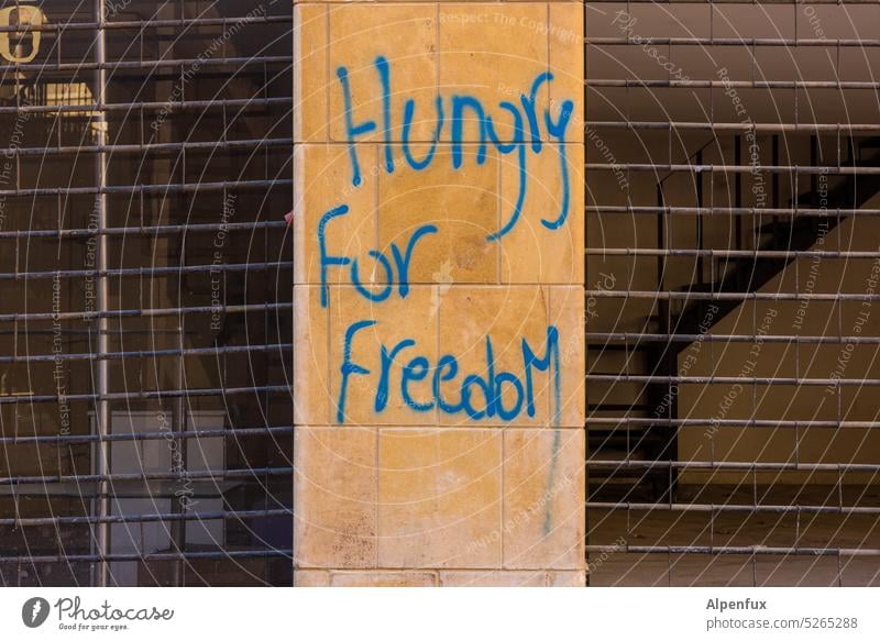 friedensnobelpreisverdächtig | Hungry For Freedom hungrig Frieden Mauer Fassade Graffiti Stadt Krieg Unterdrückung Wand Schriftzeichen Menschenleer