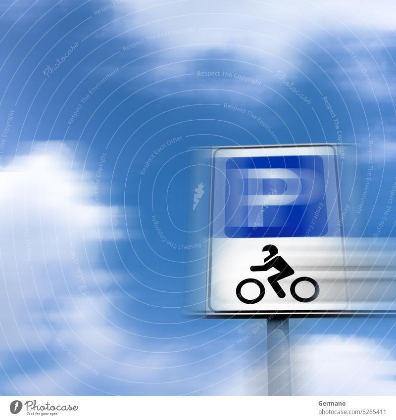 Parkschild mit Bewegungsunschärfe Zeichen parken Straße Motorrad weiß blau Verkehr Fahrrad Symbol Information Hintergrund Transport Ikon im Freien Gegend