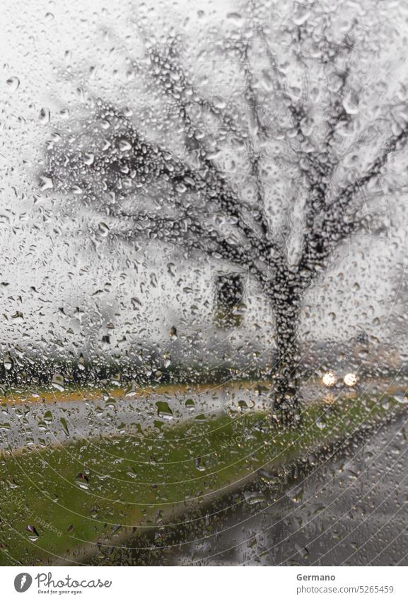 Schlechtes Wetter beim Fahren auf einem Weg Herbst schlecht PKW Großstadt kalt Bedingungen Gefahr gefährlich Tag Laufwerk fahren schnell grau Autobahn Licht
