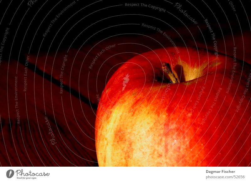 Apple on Wood Farbfoto Textfreiraum links Textfreiraum oben Hintergrund neutral Gemüse Frucht Apfel Vegetarische Ernährung Schalen & Schüsseln Gesundheit Sonne