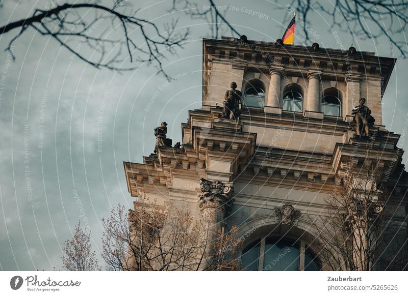 Reichstagsgebäude, Seitenflügel, vor dramatischem Himmel in leichter Schräglage, symbolisch für Politikmüdigkeit schräg Regierungsviertel Parlament Abgeordnete