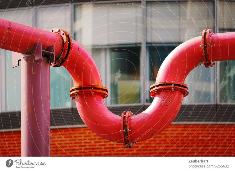 Berliner Wasserrohr in rosarot formt ein U vor Glasfassade Rohr Baustelle Entwässerung U-Form Kurve verschraubt Straßenbild Rohrleitung Abwasser Grundwasser
