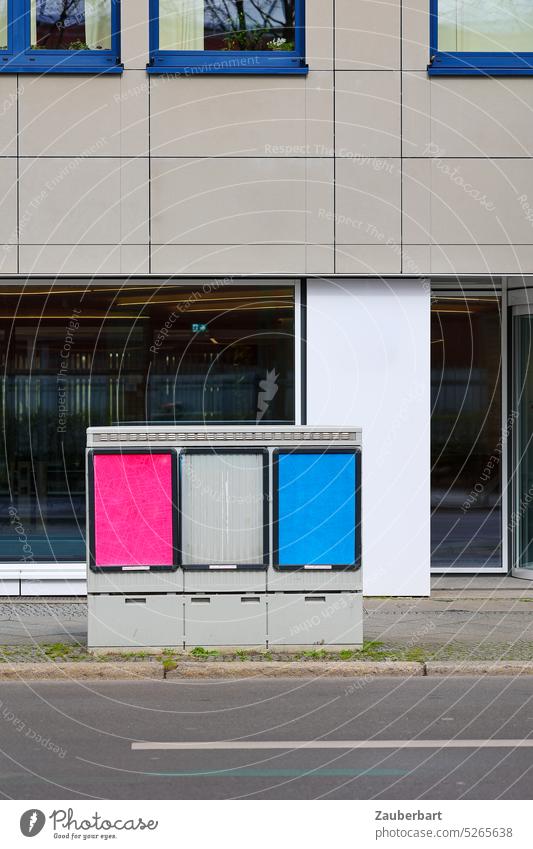 Ordentlich gegliederte moderne Fassade, Verteilerkasten, Farbflächen in hellgrau, rosa und blau abstrakt geometrisch Straße Fenster urban Muster