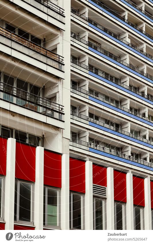 Fassade eines Hochhauses in blau und rot in Berlin Wohnhaus Balkone wohnen Stadtzentrum Wohnraum Menschen Bevölkerung Haus urban