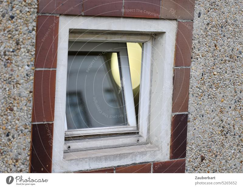 Nahaufnahme Fassade Plattenbau, geöffnetes Fenster eines Plattenbaus "auf Kipp", Lampe Beton Fliesen Einblick Ausblick Wohnen Wohnung Wohnungsbau DDR