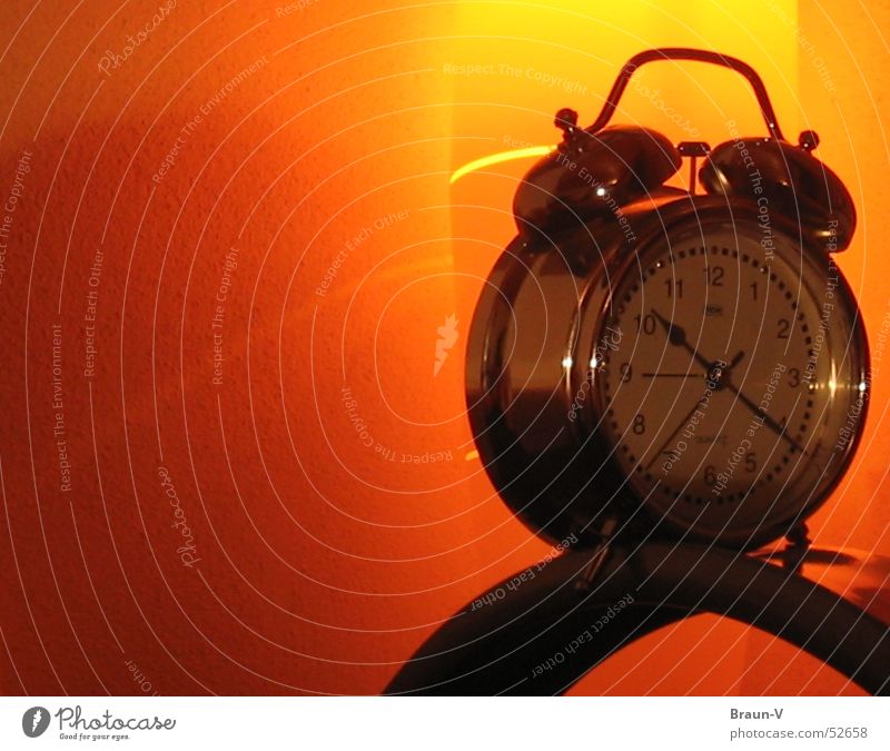 Wecker on Height Uhr gelb Licht Reflexion & Spiegelung Wand orange silber Uhrenzeiger Objektfotografie Freisteller Vor hellem Hintergrund Textfreiraum links