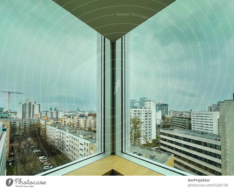 Blick durch zwei Fenster mit Hochhäusern in grau in Berlin Menschenleer Textfreiraum Mitte Strukturen & Formen Textfreiraum oben Muster abstrakt Kontrast