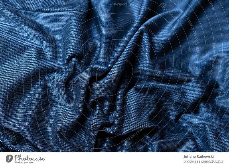 Blauer seidiger Stoff Textfreiraum Textur Faltenwurf Wellen Faser Hintergrund Seide Samt teuer edel elegant abstrakt Textil Farbe Baumwolle Hintergrundbild