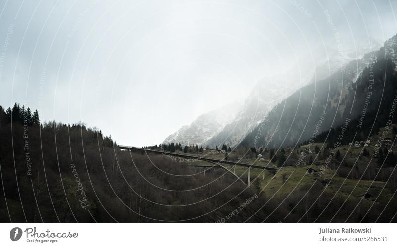 Nebelige Berge in der Schweiz Natur Landschaft Außenaufnahme Farbfoto Menschenleer Tag Umwelt natürlich Berge u. Gebirge Alpen Panorama (Aussicht) Himmel