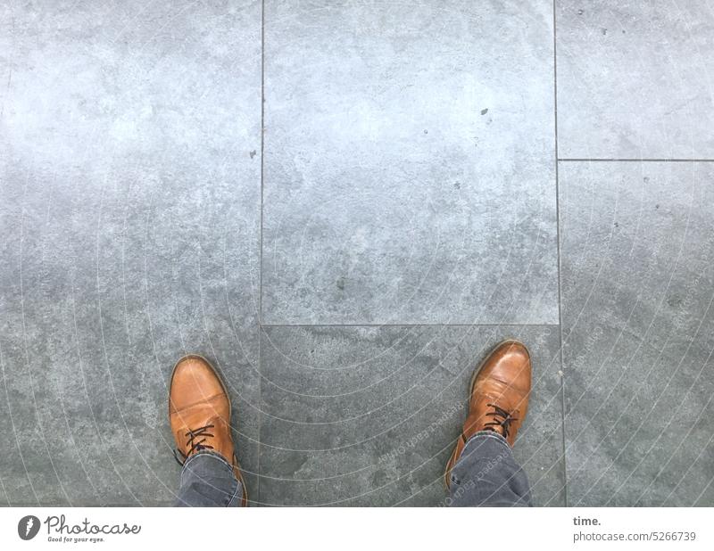 Warten auf den Lift Füße Schuhe Boden Fußboden Vogelperspektive Nähte Bodenfliesen grau Beine Kopierraum glänzen Reflexion & Spiegelung Oberfläche glatt