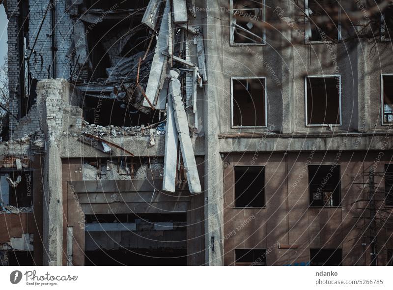Zerstörtes Verwaltungsgebäude in der Ukraine, April 2023 Mykolaiv Ruine Aggression vernichten Zerstörung gestört Fassade Haus im Freien urban Wand Krieg