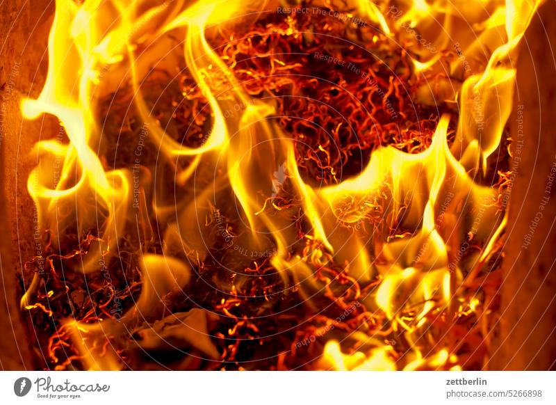 Feuer again brand brandfall brennen co2 feuer flamme glut hitze hölle klima klimawandel nachwachsende rohstoffe ofenheizung pellet pelletheizung verbrennung