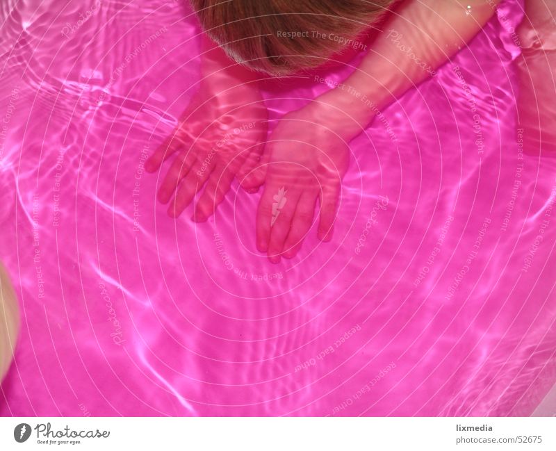wasserfarbe Hand Badewanne Unterwasseraufnahme rosa Wasserfarbe Badewasser Farbe Schwimmen & Baden