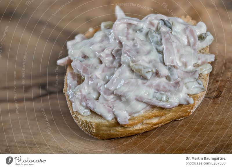 Vesper: Ein halbes Brötchen mit Fleischsalat Lebensmittel halbiert Snack Zwischenmahlzeit Lyoner Gurke Mayonnaise Ernährung Farbfoto frisch menschenleer