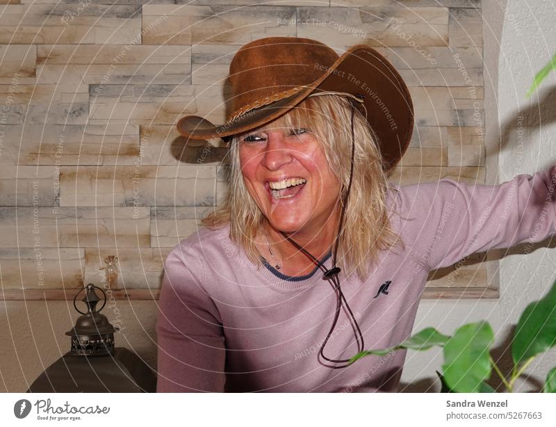 Selbstportrait lachen lustig Cowboyhut Frau Zähne Zahnpflege blond selbstportrait Portrait