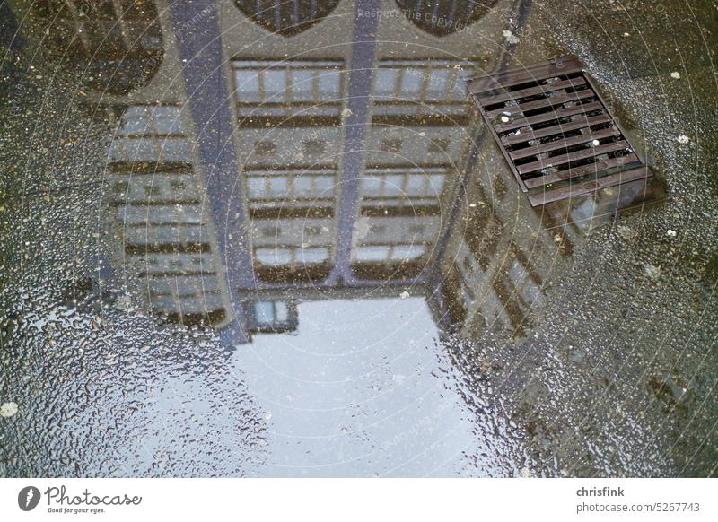 Hackesche Höfe Berlin spiegeln sich in Regenpfütze Pfütze w Wasser Spiegelung Fenster Wetter Gewitter Wassertropfen Hauptstadt schlechtes Wetter