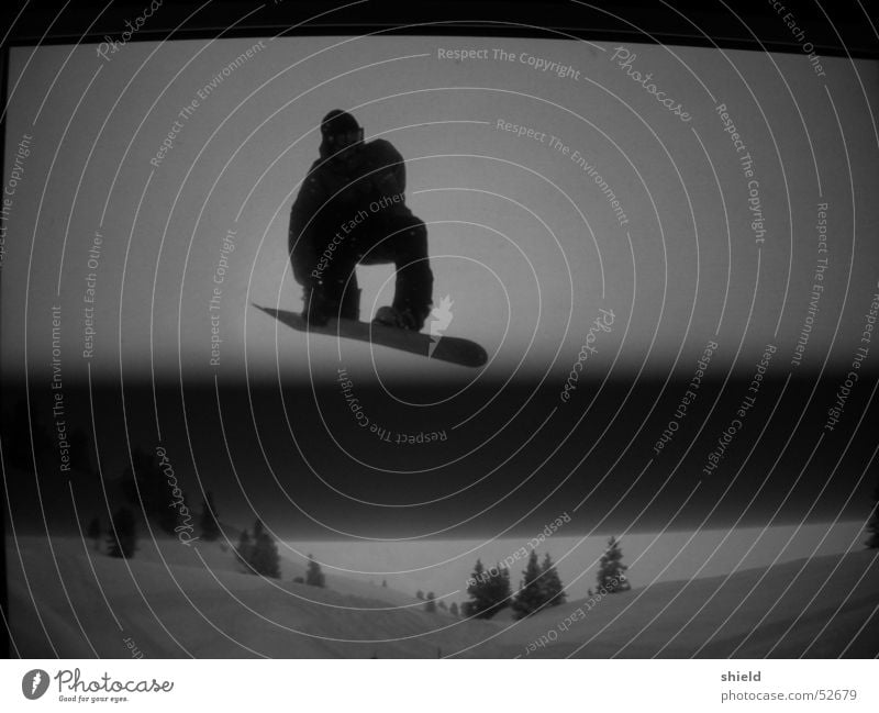 fs nosebone aufm monitor Snowboard springen Bildschirm Snowboarder Snowboarding Freestyle Winter talentiert Streifen dunkel Schwarzweißfoto Silhouette Schnee