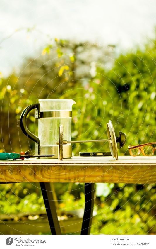 Kaffee im Gärtchen Getränk Heißgetränk Geschirr Lifestyle Freude harmonisch Erholung ruhig Häusliches Leben Garten Umwelt Natur Pflanze Sommer Herbst Gras