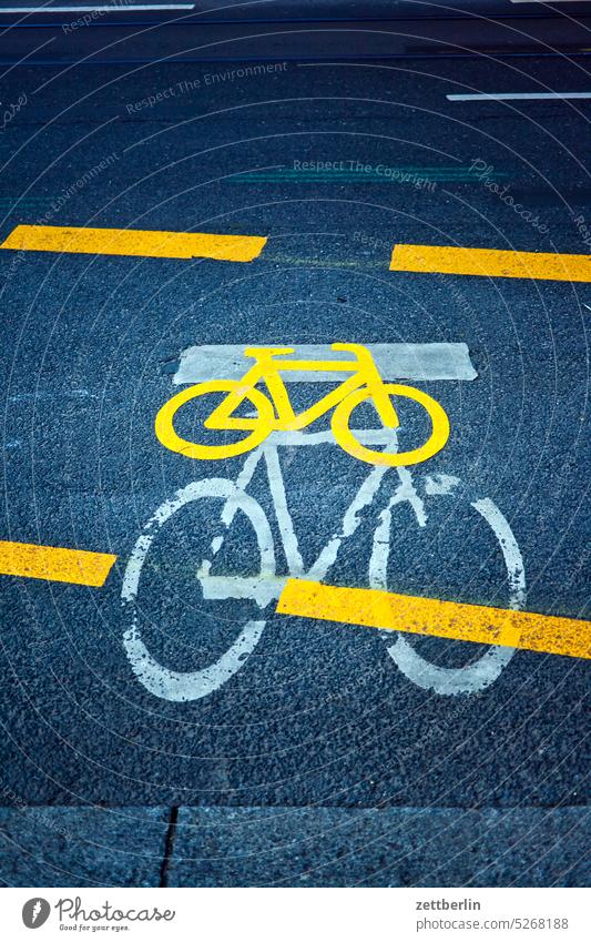 Fahrradweg / Doppelbeschriftung abbiegen asphalt auto fahrbahnmarkierung fahren fahrrad fahrradweg ferien fortbewegung gerade hauptstraße hinweis kante linie