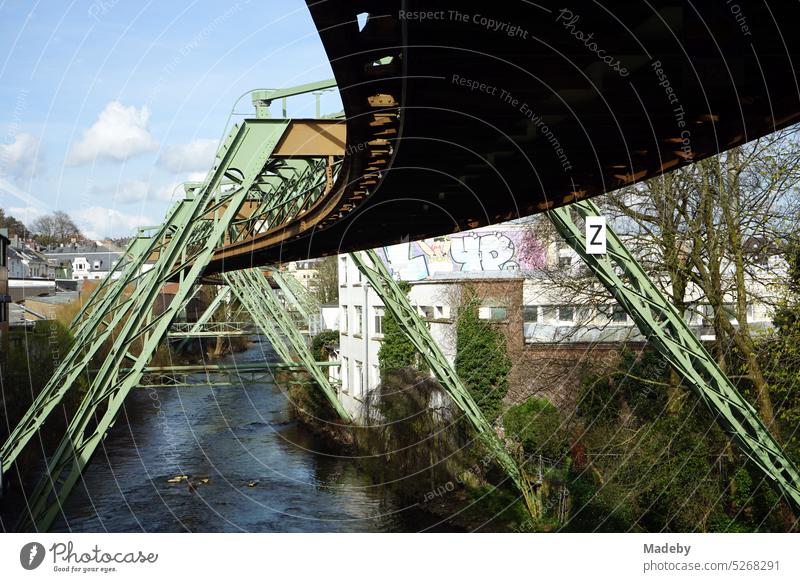 Stahlträger der Trasse der Wuppertaler Schwebebahn über der Wupper im Frühling bei Sonnenschein in der Innenstadt von Wuppertal im Bergischen Land in Nordrhein-Westfalen