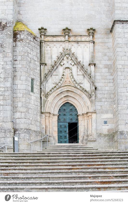 Haupteingang der Kathedrale von Guarda in Portugal christian historisch Erbe Außenseite antik Architektur schön Gebäude katholisch Christentum Kirche Großstadt